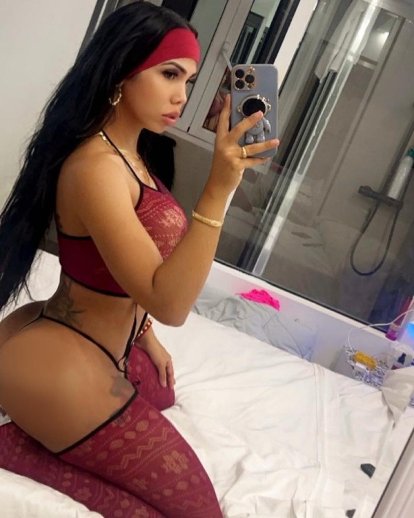 Mujer con polla real sin engaños