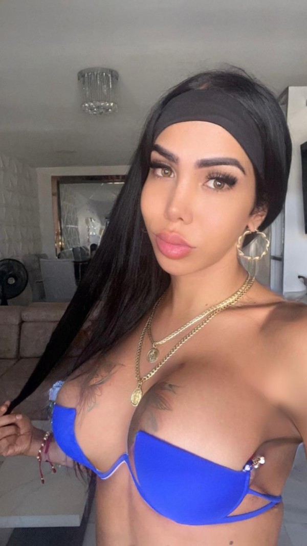 Mujer con polla real sin engaños