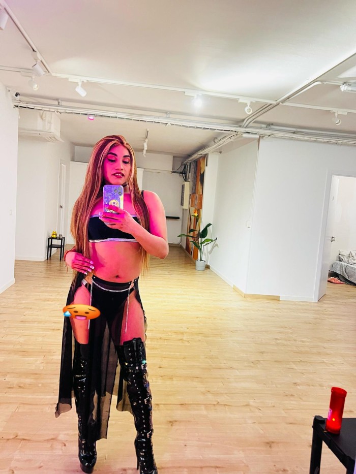 CHICA TRANS ANSIOSA QUE LE FOLLEN SU CULO