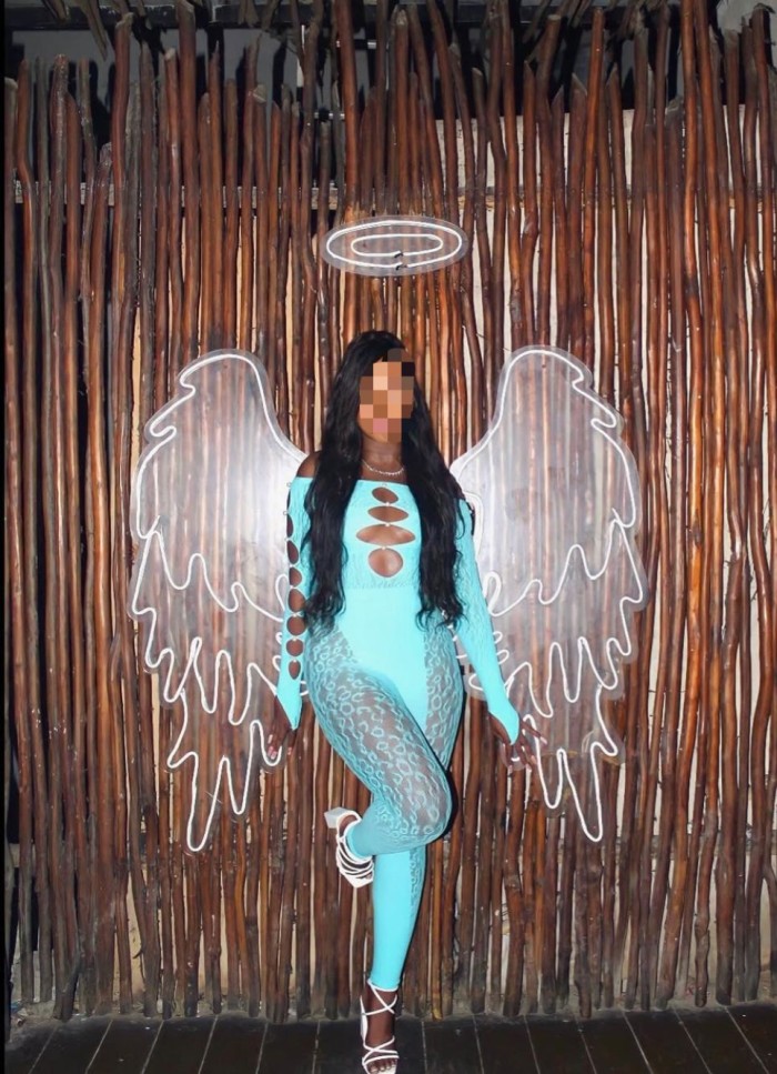 CON DOS AMIGUITAS EN CASA PARA HACER LO QUE QUIERA