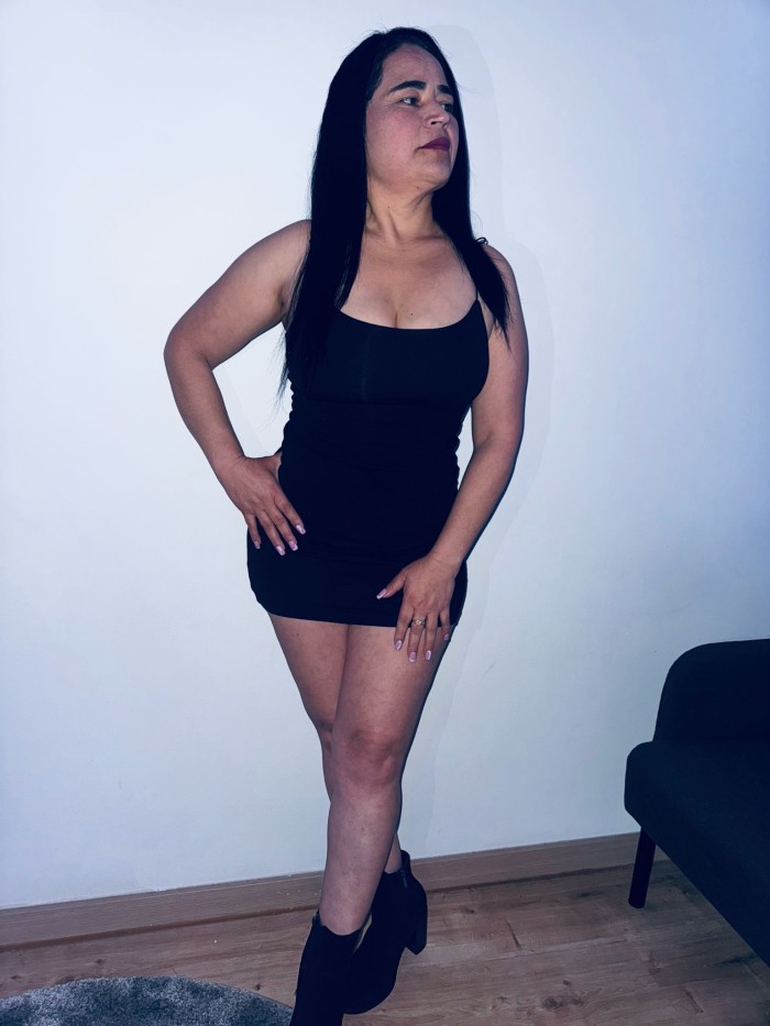 MADURITA OBSECIONADA CON POLLAS GRANDES Y GRUESA