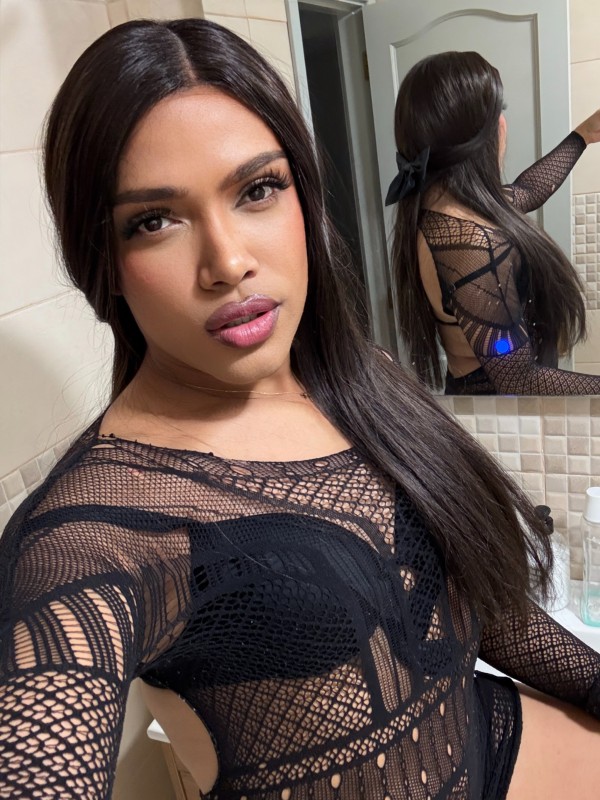 Chica trans latina femenina y encantadora