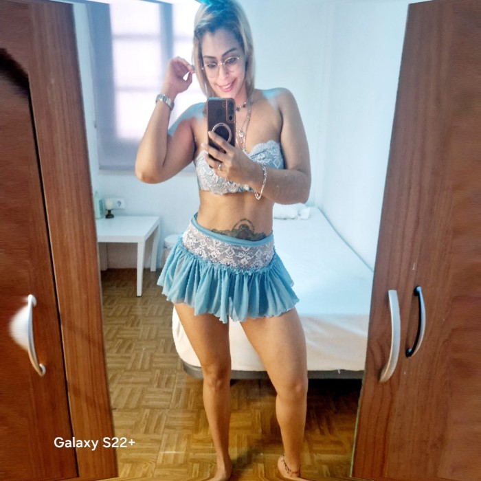 TREMENDA RUBIA DE OJOS AZULES