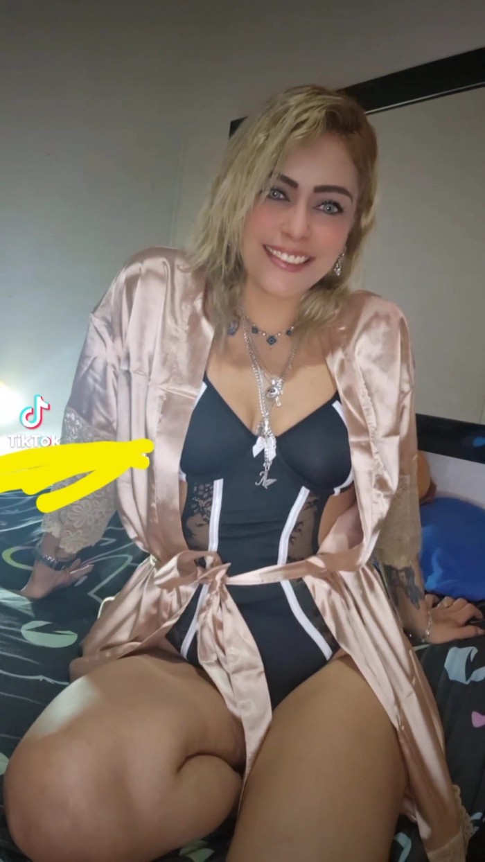 CACHONDA CON GANAS DE SEXO DURO