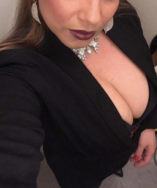 Masajes cuerpo a cuerpo . Chica curvilínea