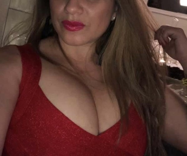 Masajes cuerpo a cuerpo . Chica curvilínea