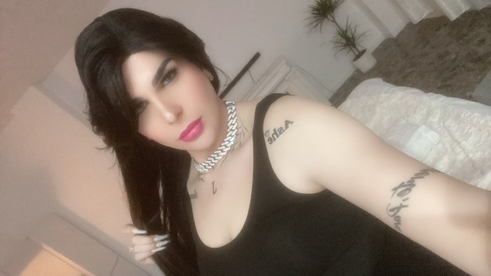 UNA TRANS FEMENINA Y VERSATIL / SALIDAS