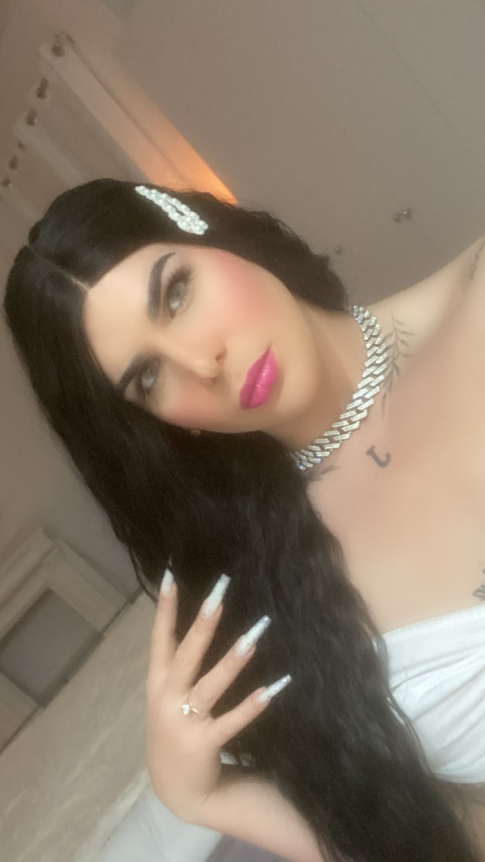 UNA TRANS FEMENINA Y VERSATIL / SALIDAS