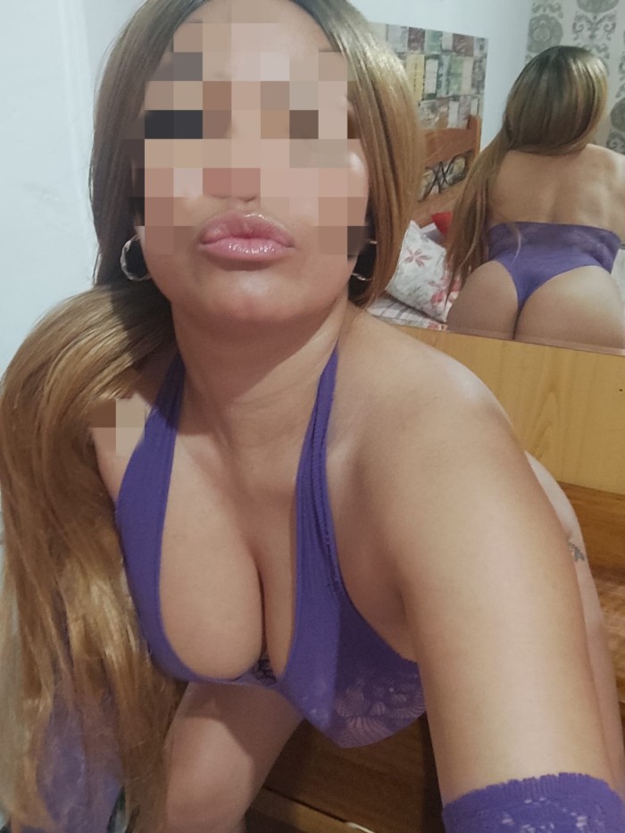 Cariñosa y juguetona de pechos grandes