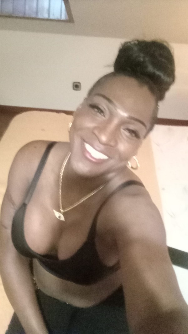 Naomi bombón colombiana complaciente