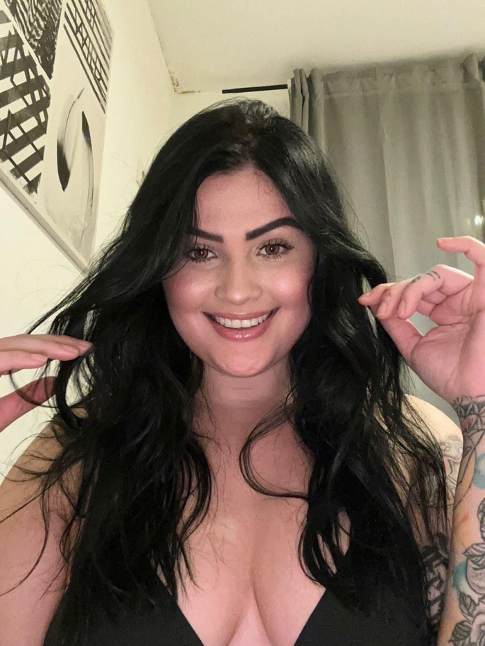 Preciosa curvy tatuada muy sexy en Santander