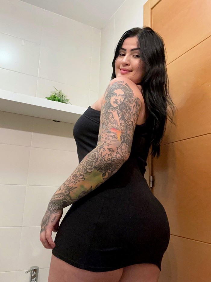 Preciosa curvy tatuada muy sexy en Santander