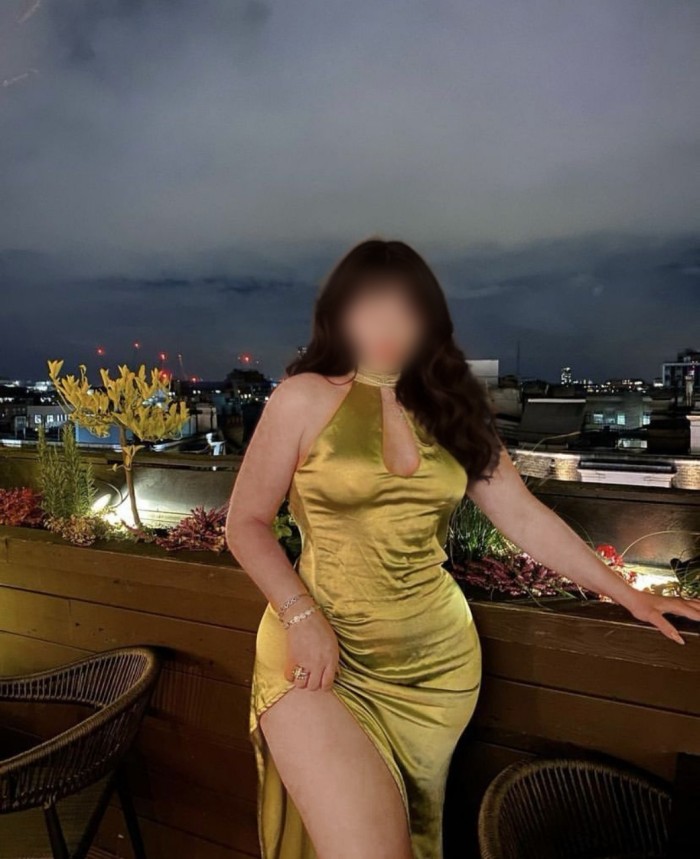 Jovencita, caliente e implicada, con amiga.