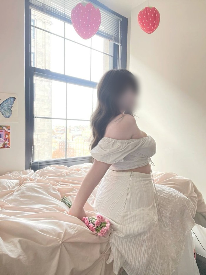 Jovencita, caliente e implicada, con amiga.