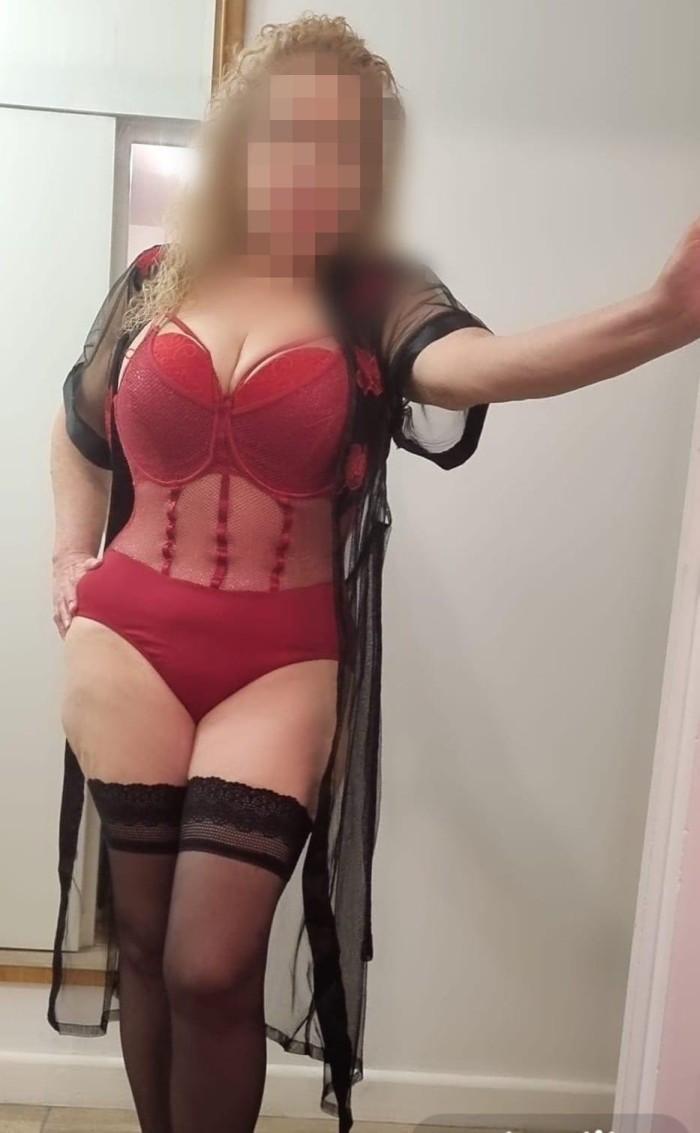 MADURITA CANARIA CON UN COÑITO COMO UNA DE 20 AÑOS!!