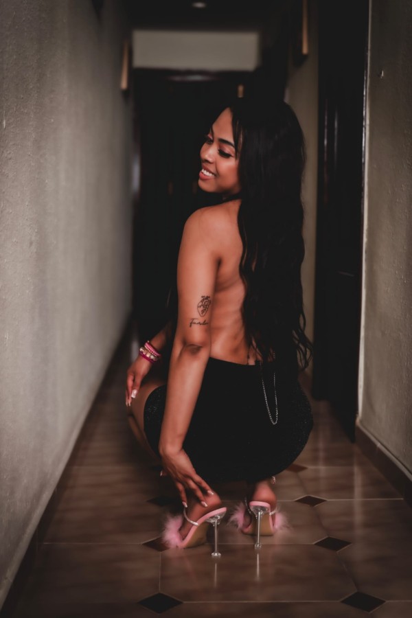 LATNA CON CUERPO ESBELTO