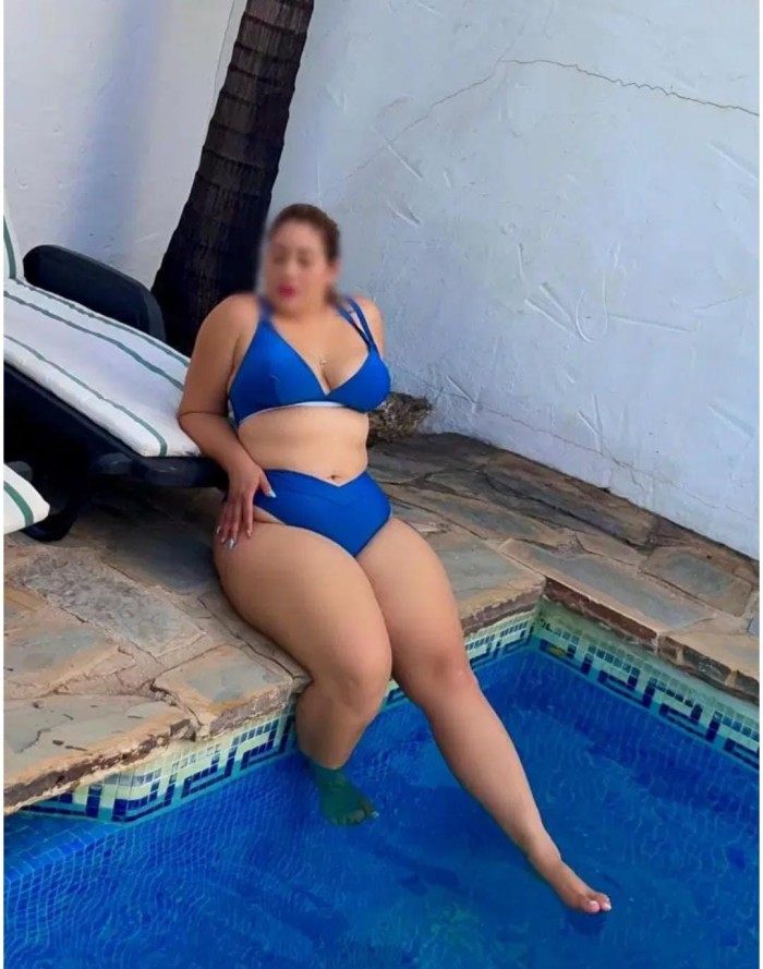 CHICA CON CURVAS Y UN GRAN CULO SACA LECHE