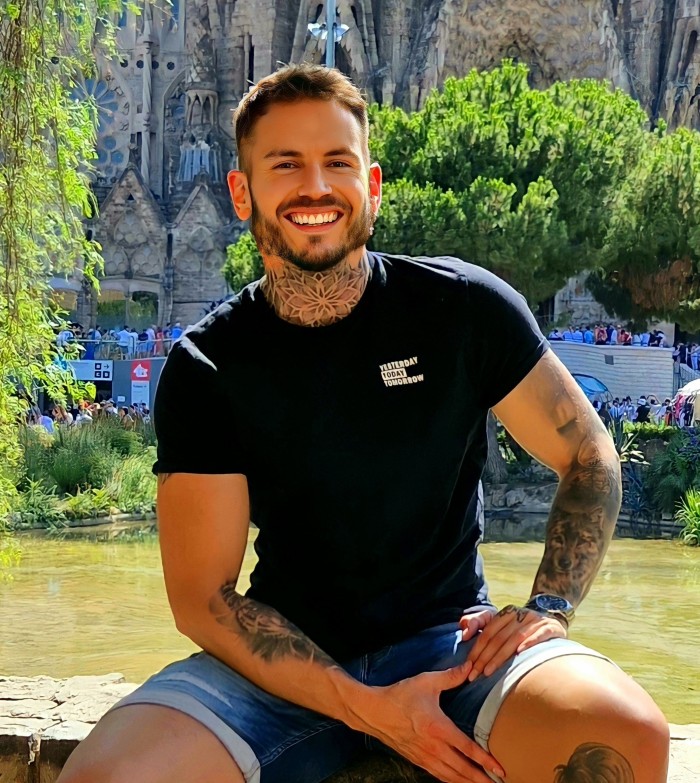 ANGEL, CHICO DE COMPAÑIA… SOLO PARA MUJERES