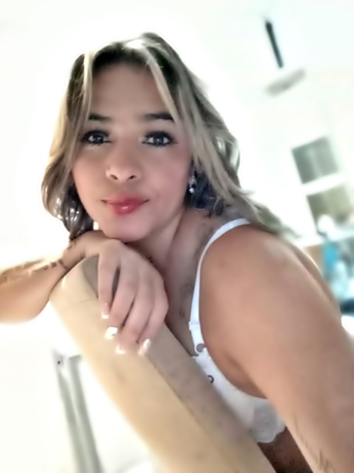 MIA 24 años. JOVENCITA , INOCENTE ,ELEGANTE T