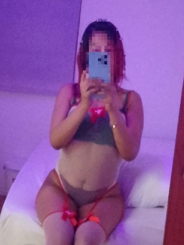JOVEN MORENA COMPLACIENTE Y CALIENTE
