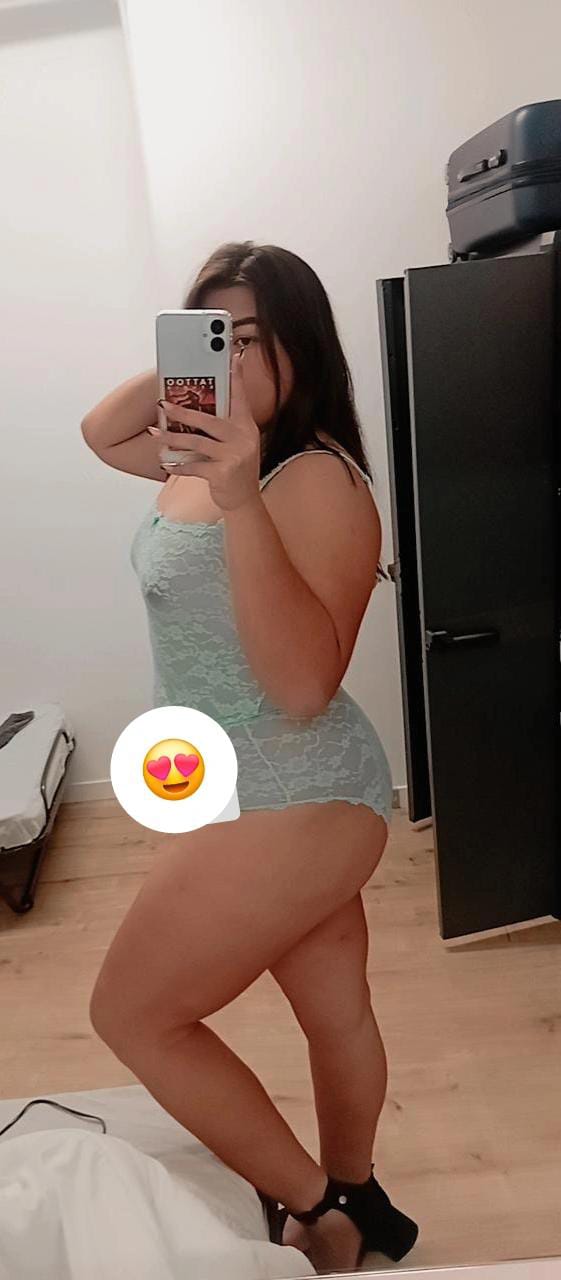 PUTA LATINA RECIBE POLLA HASTA EL FONDO DEL CULO