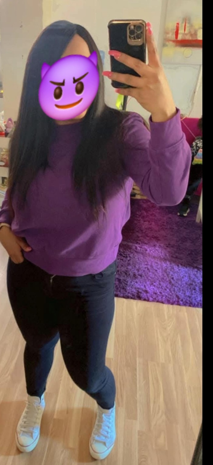 Dannita linda juguetona. Atiencion a parejas