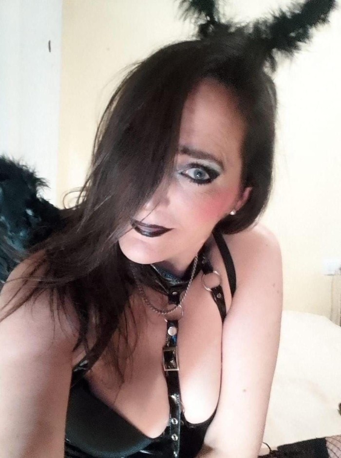 SOY ESE VICIO DE TU PIEL…SOY PROHIBIDO…FIESTERA. GURRA, MORBO,…