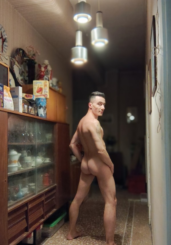 Estoy desnudo por completo, ven a verme en directo o disfruta de mis videos