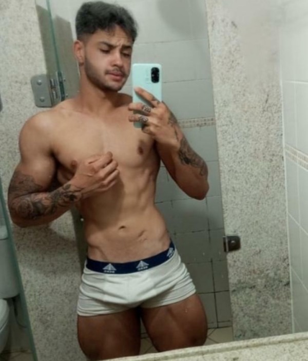 Guapo fiestero sensual, dispuesto a complacerte