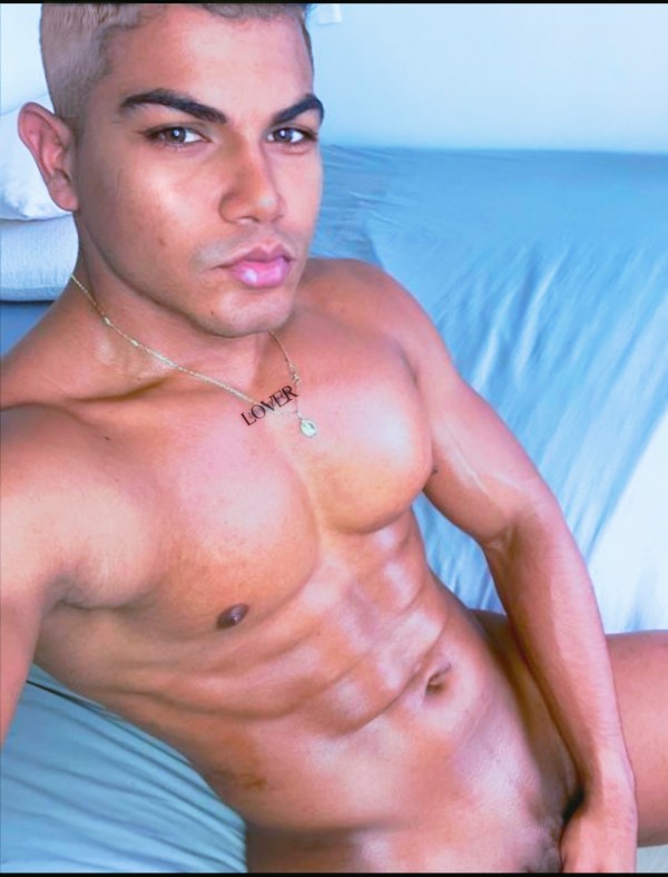 Guapo chico latino LECHERO Y FIESTERO XXL