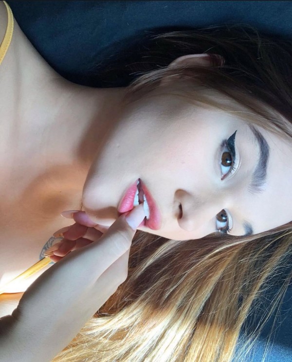 HOLI SOC MARINA catalana DISPONIBLE una nena amb una gran sorpresa