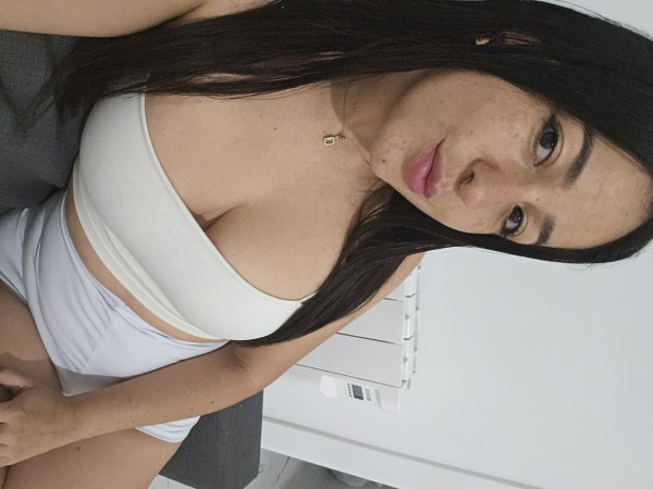 LINDA COLOMBIANA … DESEOSA y MUY CANDENTE!!!