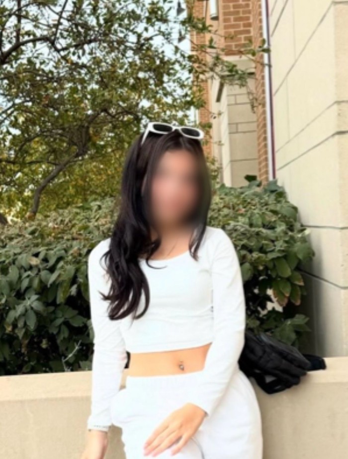 Chica extrovertida española