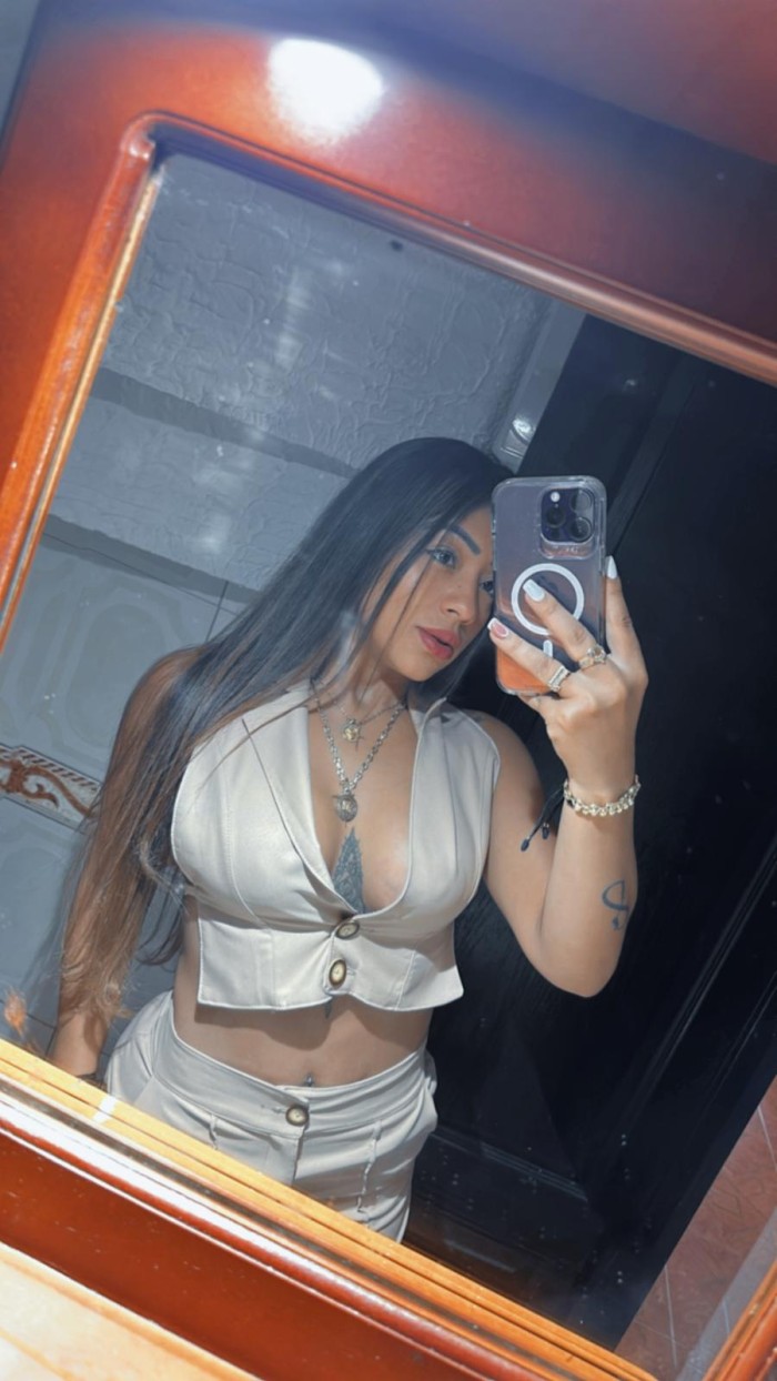 UNA CHICA FOGOSA Y EMPEVERNIDA SALIDAS