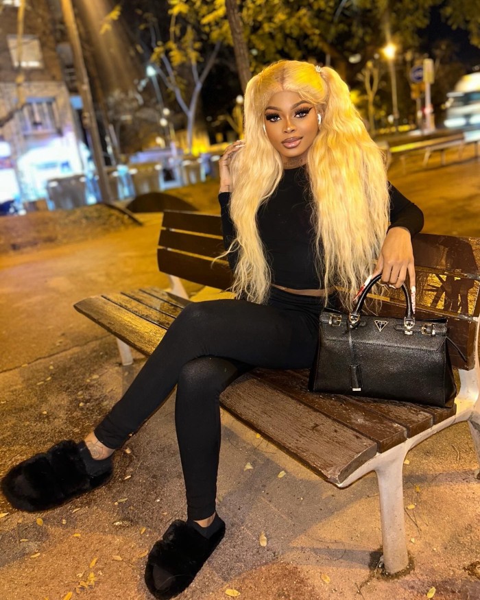 ARDIENTE Y COMPLACIENTE COLOMBIANA