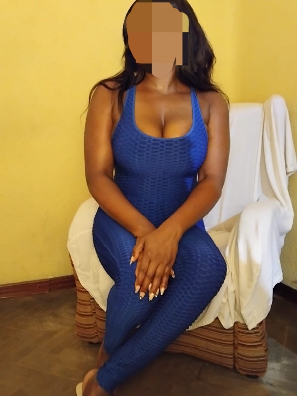 NEGRA GUAPA CON GANAS DE FOLLAR