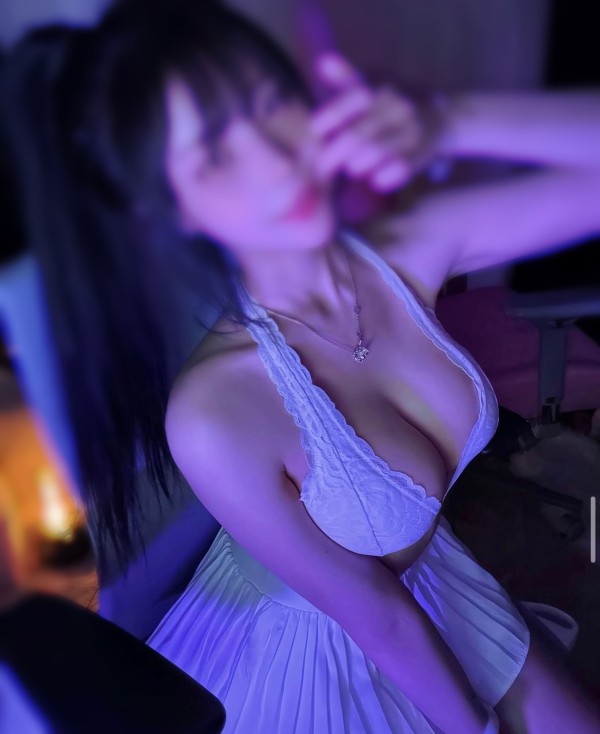 SOY DULCE SEXY, DELGADA, FIESTERA Y FOGOSA.