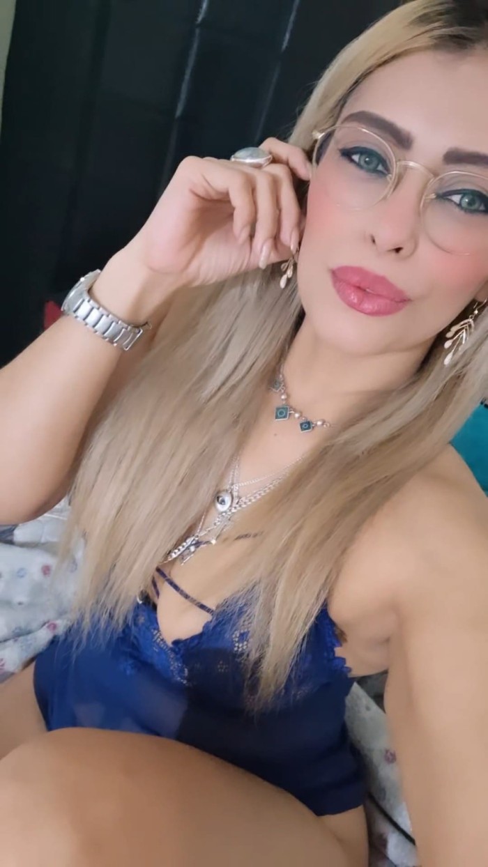 RUBIA CON GANAS DE POLLA .90€ COPA GRATIS