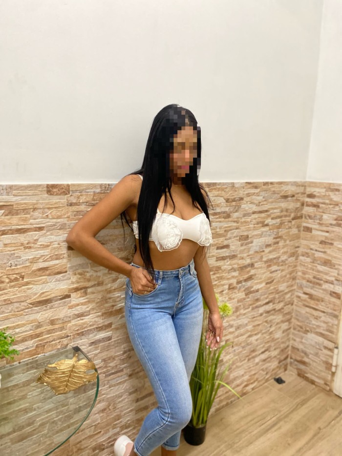 NIÑATA MORENA EN BUSCA DE SEXO SALVAJE
