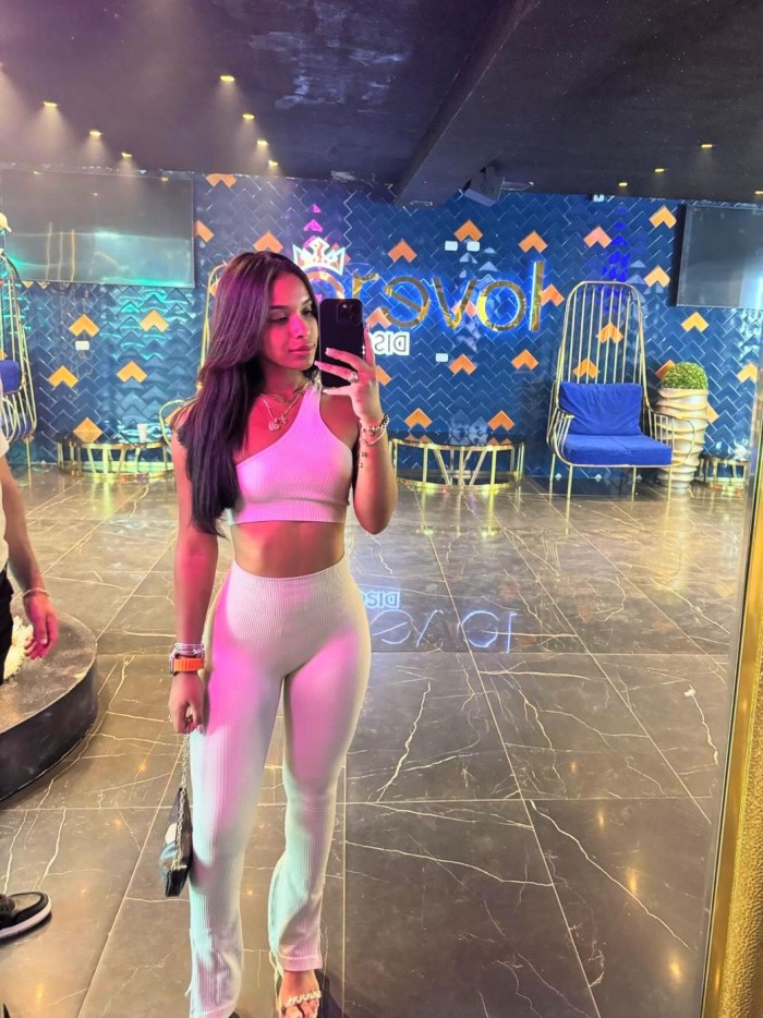 JOVENCITA DISPUESTA Y COMPLACIENTE EN COLLBLANC