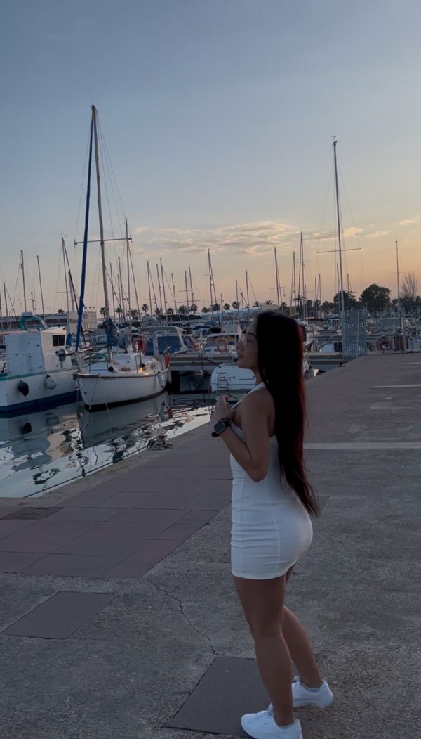 Cachonda morena con nalgas preciosas y muy duras