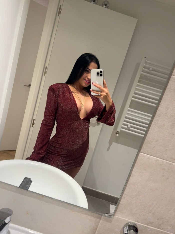 NIKOL, JOVENCITA VENEZOLANA EN IBIZA SIN LÍMITES