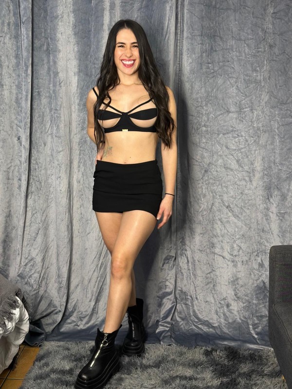 Sara CHICA DE LUJO 24/7 elegante  SIMPATICA