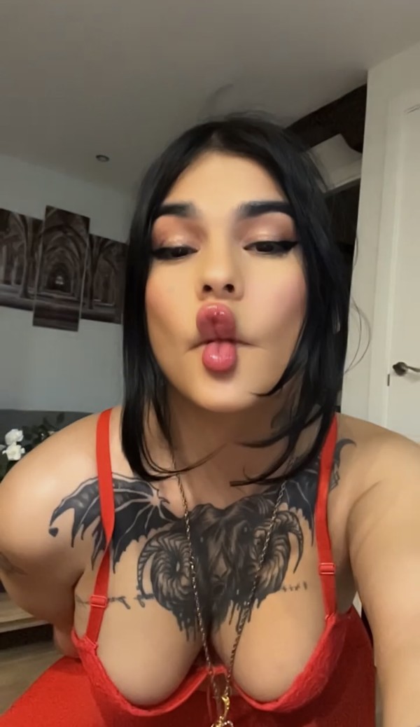 SEXY NIÑATA CON TETAS GRANDES PARA DARTE A MAMAR