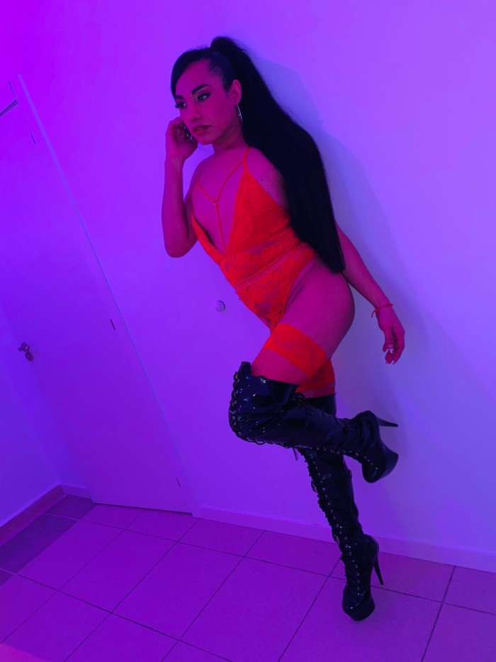 TRANS RICA MUY FEMENINA CHUPA POLLA