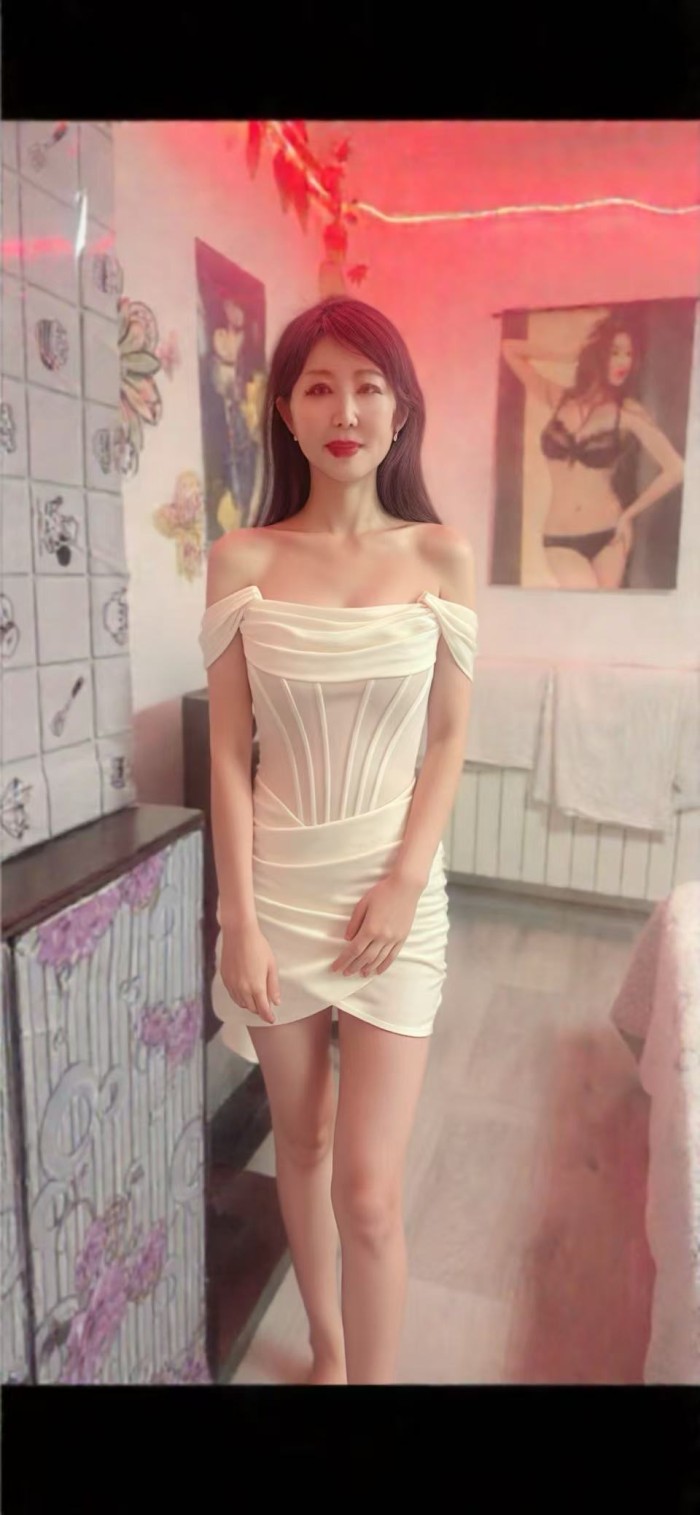 Chica asiática muy sexy y caliñosa