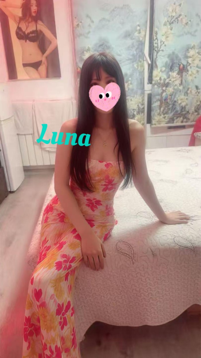 Chica asiática muy sexy y caliñosa