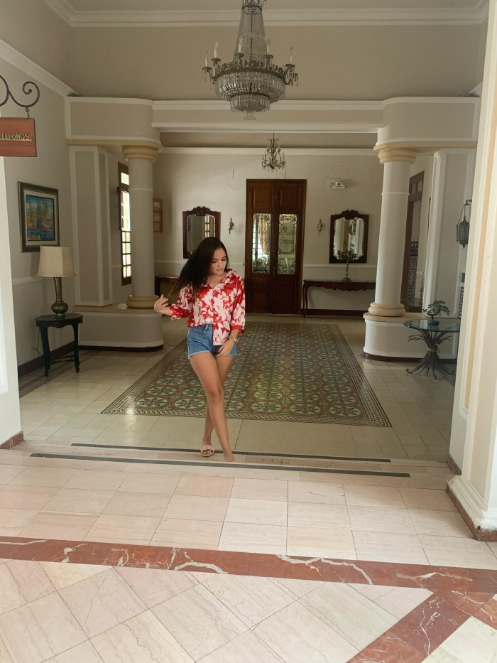 ENCANTADORA JOVEN FIESTERA Y MUY SENSUAL