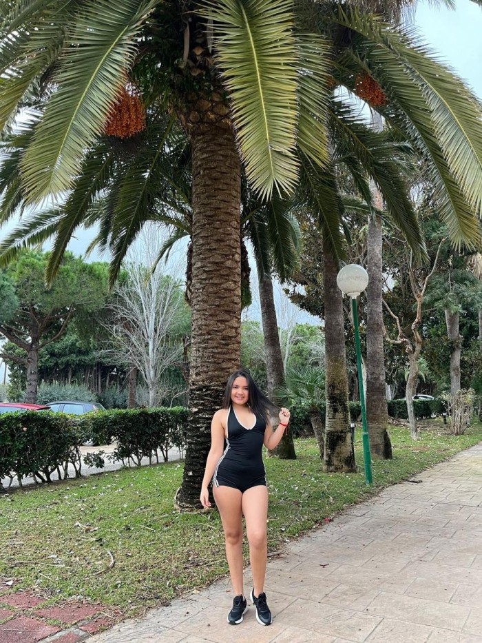 ENCANTADORA JOVEN FIESTERA Y MUY SENSUAL