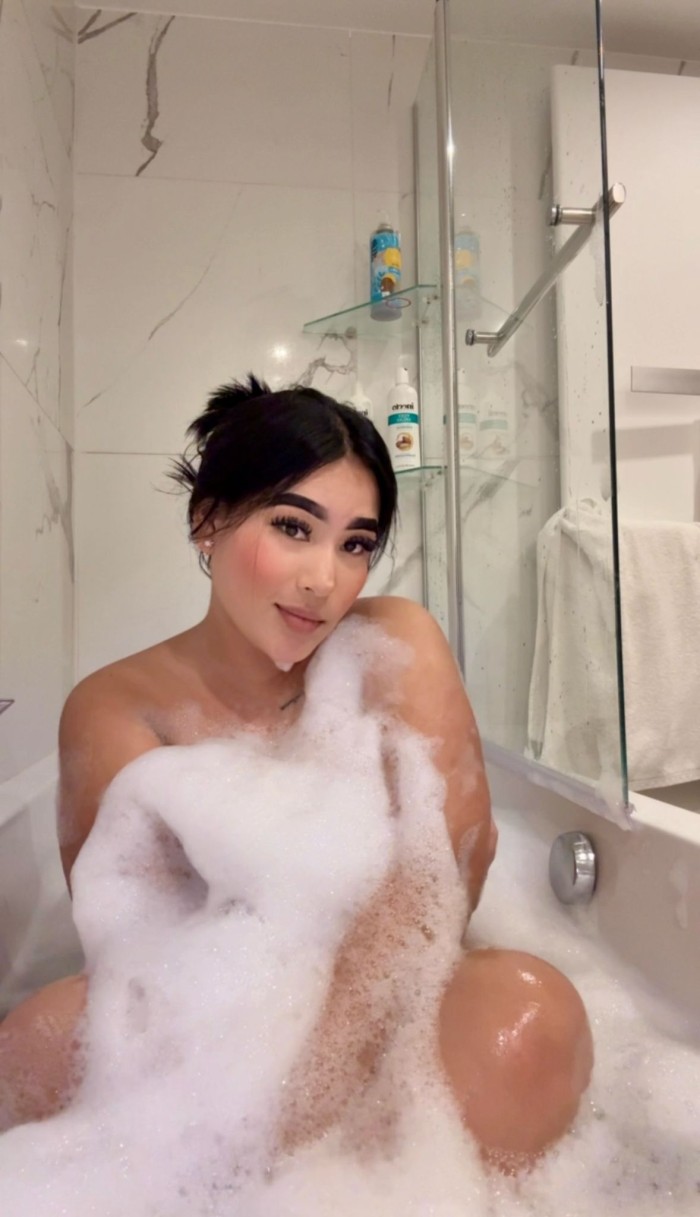 ESTOY EN CUATRO ESPERANDO QUE TE COMAS MI RICO COÑ